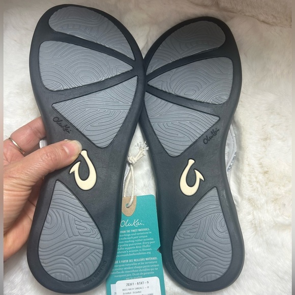 OluKai Ho’Opio Black & grey Sandals comfort island flip flops NWT Sz-9. RS - Picture 7 of 8